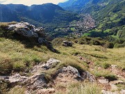 51 Scendendo in ripida discesa con bella vista in Val Serina